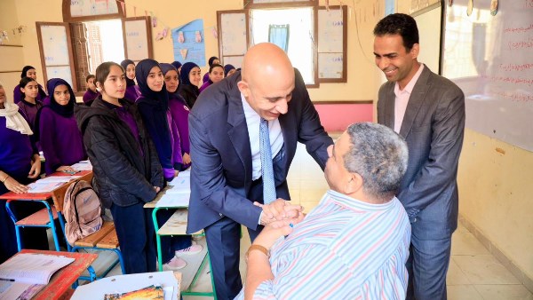خلال جولته المفاجئة|وزير التعليم يشيد بجهود معلم من ذوي الهمم مثمنًا حرصه على آداء رسالته
