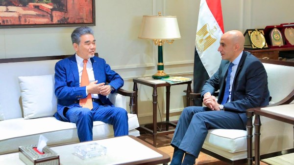 وزير التعليم مع رئيس جامعة هيروشيما