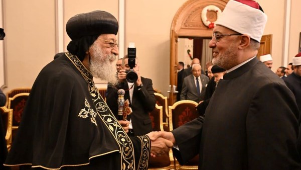 المفتي يهنئ البابا تواضروس بعيد القيامة