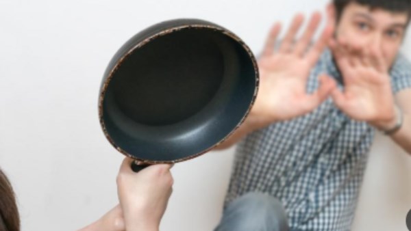 حكم ضرب الزوجة لزوجها