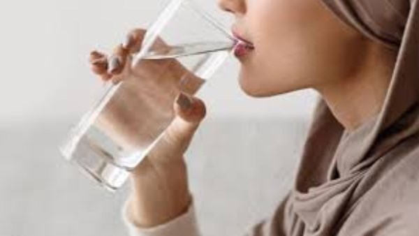 ماذا يحدث لجسمك عند شرب الماء بكثرة؟ 