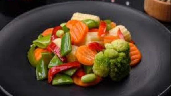 «طعم صحي وخفيف».. طريقة عمل خضار سوتيه على البخار زي المطاعم في البيت 