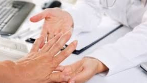 حركة بسيطة تفعلينها يوميًا.. تدمر أعصابك في صمت دون أن تشعري 