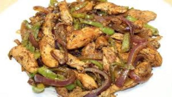 طريقة عمل الفراخ بالبصل في الطاسة زي المطاعم بخطوات سهلة وطعم شهي في البيت