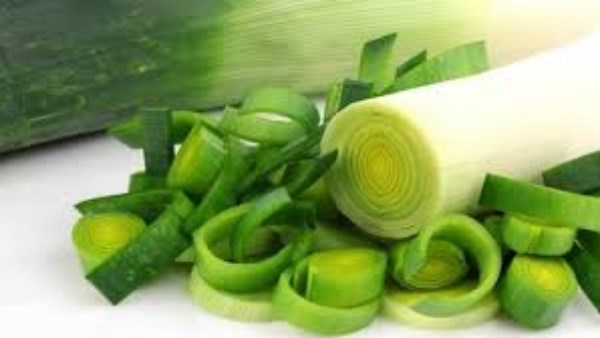 فى شم النسيم.. خطوات بسيطة لتنظيف البصل الأخضر والخس تحميك من التسمم فورًا