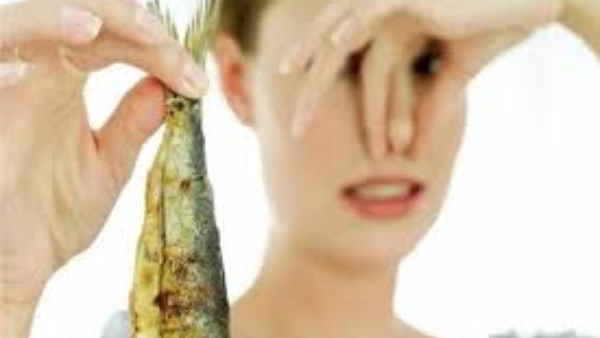  أسهل طريقة للتخلص من رائحة الفسيخ والرنجة في المنزل بسرعة وبدون مجهود 