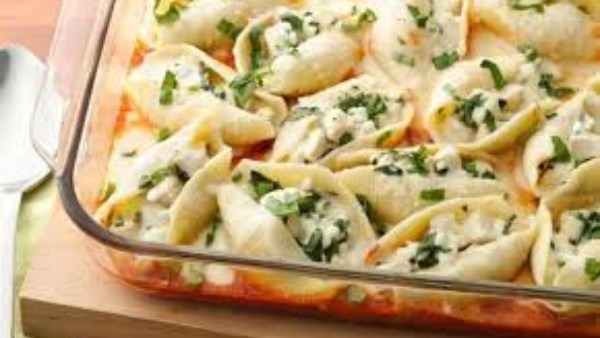 معكرونة الصدف بالسبانخ والجبنة 