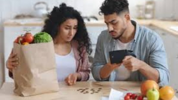 مرتبك بيضيع فين؟ أخطاء مالية بسيطة بتجعلك دائمًا مديونًا  