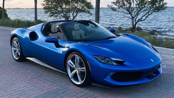 فيراري 296 GTS 