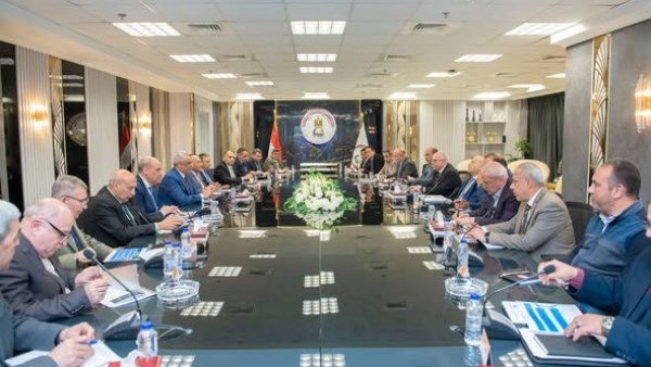 وزير الإنتاج الحربي يبحث مع محافظ القاهرة مستجدات التعاون في مجالات النقل الأخضر وإدارة المخلفات