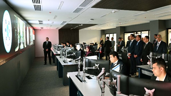 زيارة رئيس الوزراء لمركز التحكم والسيطرة والدعم الفني