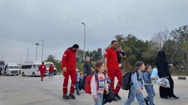 الهلال الأحمر المصري يطلق قافلة «زاد العزة» الـ 177 ويستقبل الدفعة 35 من المصابين
