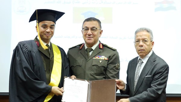 الأكاديمية الطبية العسكرية تنظم مراسم تسليم الشهادات العلمية وتكريم المتميزين من الأطباء العسكريين والمدنيين