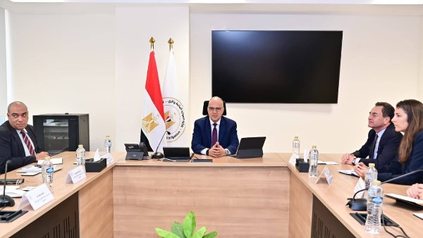 وزير الري يبحث تعزيز التعاون في مجال إدارة الموارد المائية مع السفير الفرنسي
