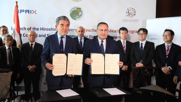 وقع الدكتور عبدالعزيز قنصوة وزير التعليم العالي والبحث العلمي مذكرة تفاهم مع جامعة 