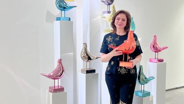  إلهام شاهين بإطلالة لافتة من معرض احمد فريد