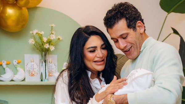  بعباية بيضاء..سالى عبد السلام تحتفل بـ سبوع مولدها الاول 