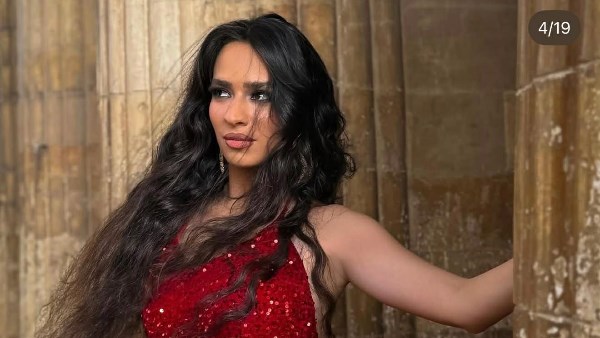 هنا يسرى تثير الجدل بجلسة تصوير بالحمالات الحمراء فى الاهرامات