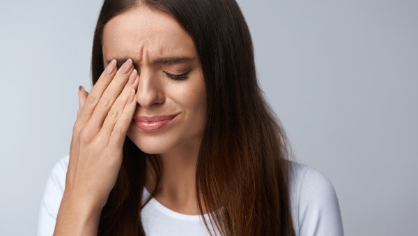 هل ترمش كثيرًا دون أن تشعر؟ إليك الأسباب الخفية!