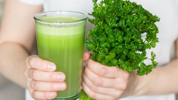 ماذا يحدث لجسمك عند تناول مشروب البقدونس؟