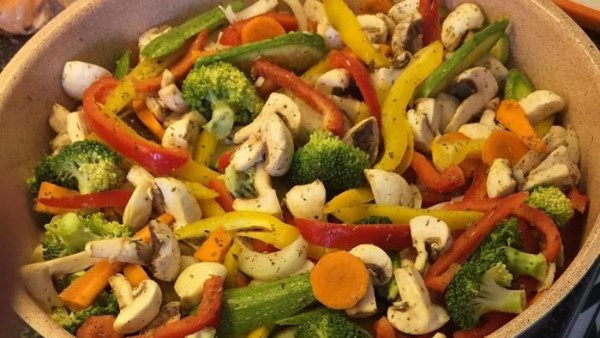 طريقة عمل خضار مشوي بالثوم والأعشاب البرية.