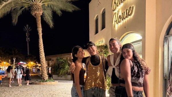  بـ توب قشر السمك.. غادة عبد الرازق رفقة أحفادها من الجونة