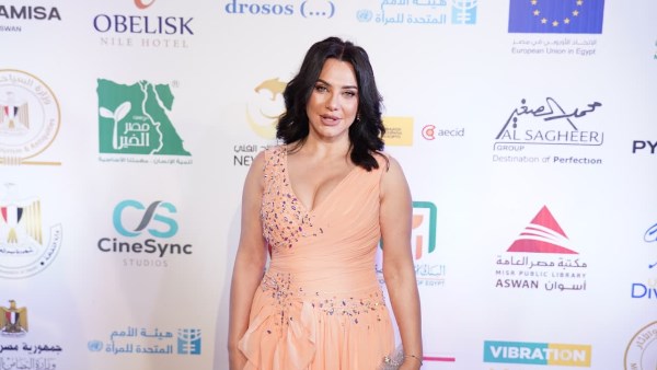 سلاف فواخرجى تثير الجدل بفستان مكشوف فى مهرجان اسوان