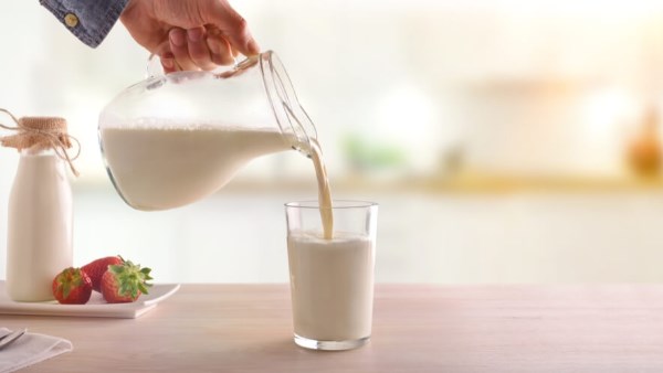  الحليب و حرقة المعدة ..علاج سريع أم سبب خفى لزيادة الحموضة؟