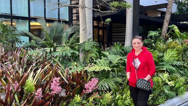 بملابس كاجوال..إلهام شاهين تتجول فى شوارع ى شوارع فلوريدا 