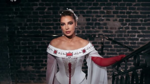 بالاوف شولدر.. أصالة تثير الجدل بفستان قطعتين