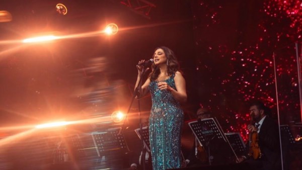 انغام بفستان فيروزي فى حفلتها بابوظبي