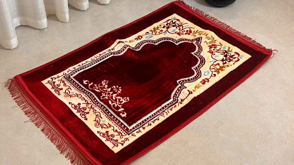 هل يجوز ترك سجادة الصلاة على الأرض طوال اليوم