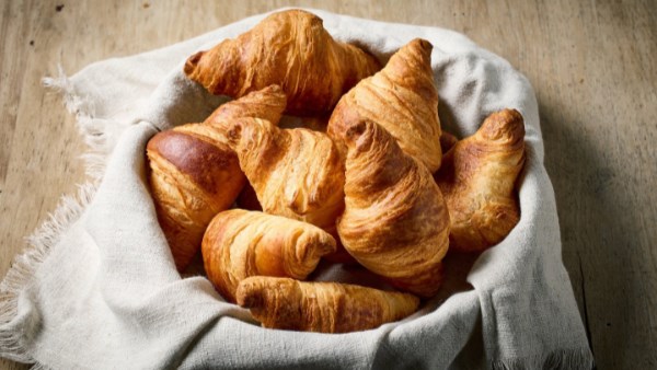 تناول الكرواسان والخبز الفرنسي قد يزيد خطر الإصابة بالسرطان