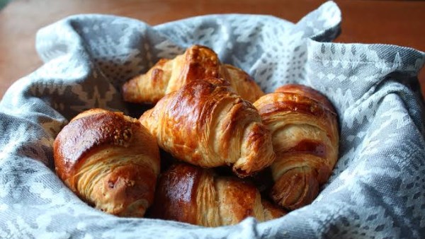 طريقة عمل الكرواسون بحشوات مختلفة