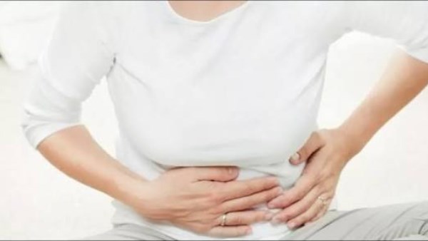 أطعمة ومشروبات تساعد على التخلص من الانتفاخ