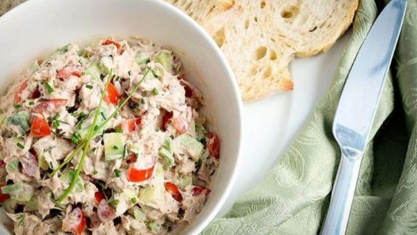 طريقة عمل سلطة التونة بالزبادي والثوم