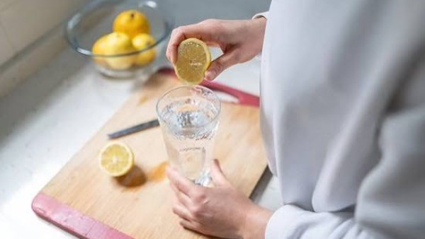 فوائد استخدام ماء الليمون فى العناية بالبشرة