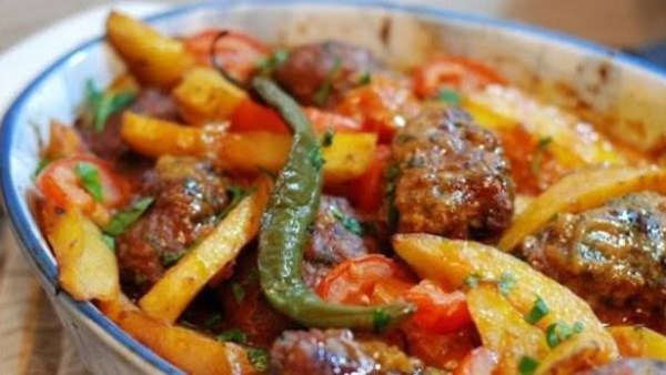 طريقة عمل طاجن البطاطس بالكفتة في الفرن