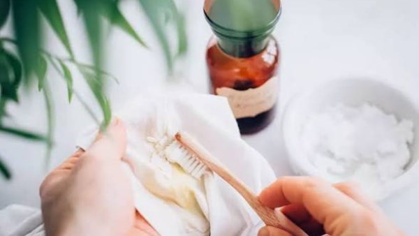 خلطات طبيعية تزيل بقع العرق من الملابس البيضاء والسوداء