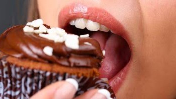 مخاطر صحية تصيب الجسم بعد تناول السكر