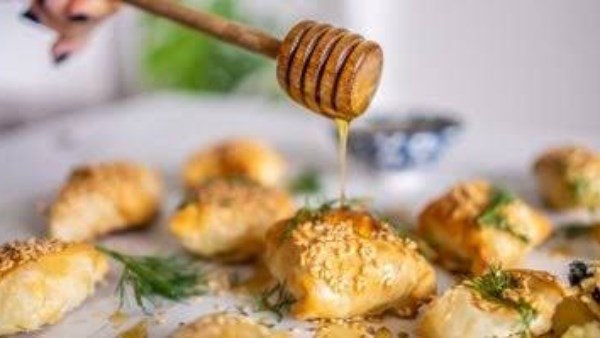 طريقة عمل فطائر السمسم بالجبن والعسل