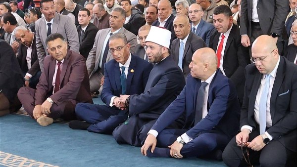 وزير الأوقاف وعدد من المحافظين يؤدون صلاة الجمعة بمسجد السيدة خديجة