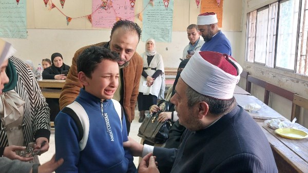  رئيس قطاع المعاهد يواسي طفل لم يفز في المسابقة