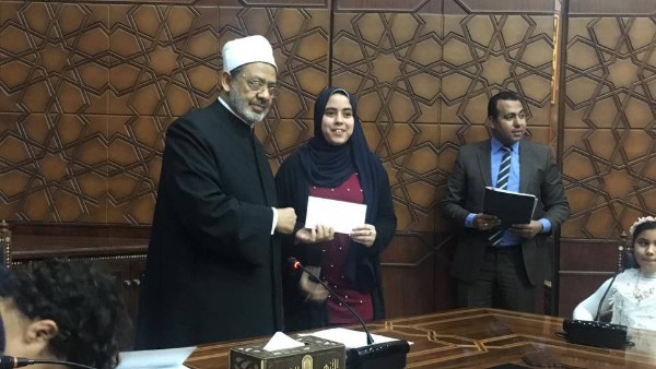 الطالبة أسماء زيدان خلال تكريمها من شيخ الأزهر