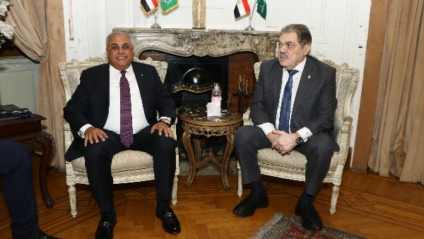 رئيس الوفد ومساعد رئيس الوزراء يصلان مقر الوفد لبدء فعاليات الندوة التعريفية