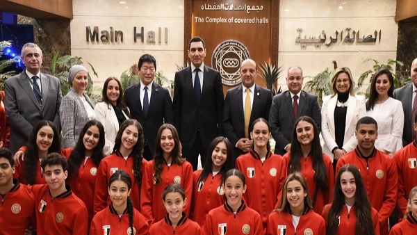 وزير الشباب والرياضة ولاعبي الجمباز