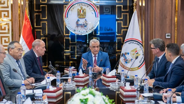 وزير الدولة للإنتاج الحربي مع رئيس مجلس إدارة شركة “يونغ-هانز” (الفرنسية- الألمانية) وشركة "تاليس مصر”