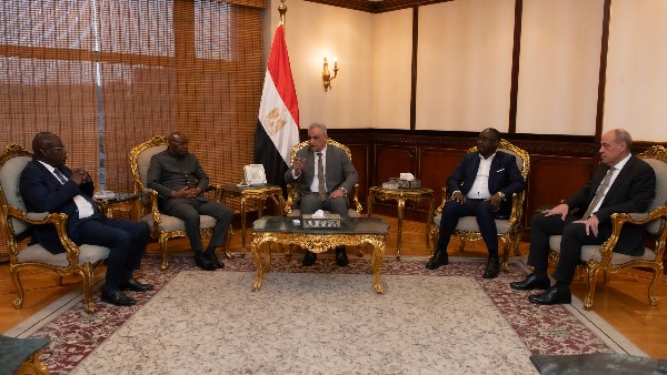 وزير الدولة للإنتاج الحربي يستقبل وفد رفيع المستوى من جمهورية أفريقيا الوسطى لبحث أوجه التعاون المشترك