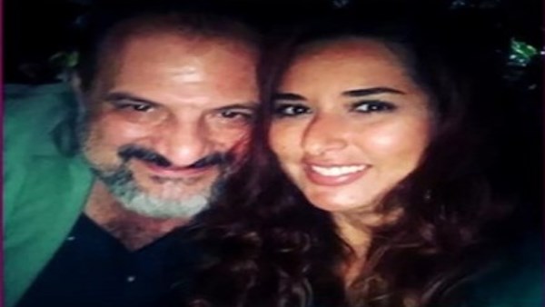 وصلة غزل بين الفنان خالد الصاوي وزوجته على الهواء.. فيديو