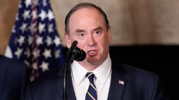 وزير البحرية الأمريكي